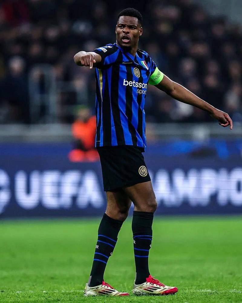 球星带球突破造成杀伤，全场欢呼