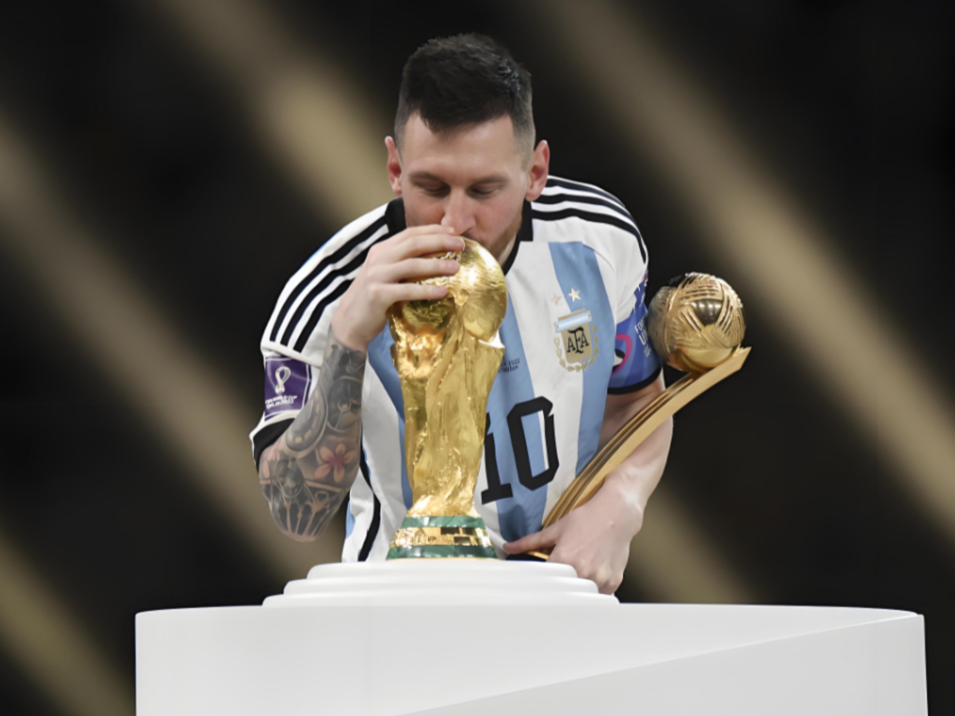 玉昆外援奥斯卡在老家开车遭遇起火，车内人员都及时逃生（玉昆外援奥斯卡老家驾车时车辆起火，车上人员均及时脱险）