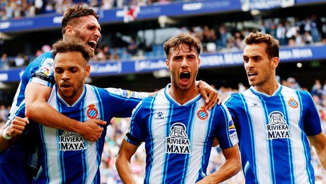 场面火爆，吉马良斯掐罗梅罗脖子逃过红牌（火爆冲突，吉马良斯掐住罗梅罗脖子仍逃过红牌）