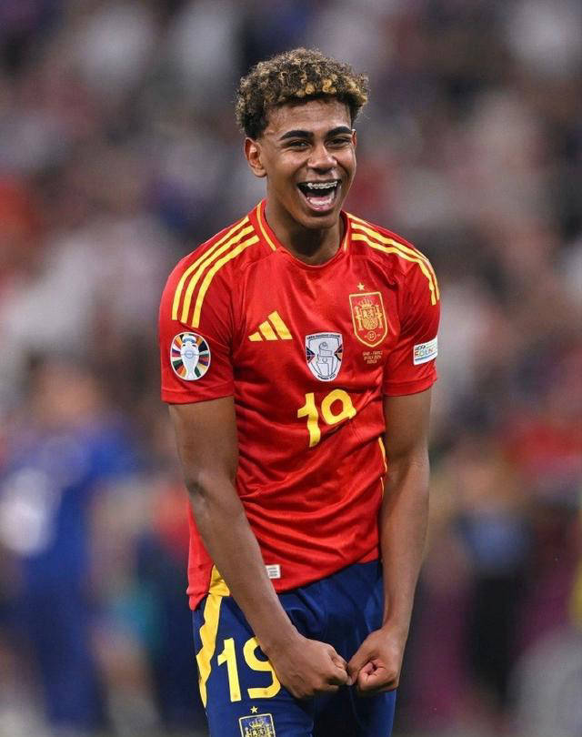 环足奖年最佳男足俱乐部候选：巴黎、切尔西、巴萨、拜仁在列（环球足球奖年度最佳男足俱乐部候选名单：巴黎、切尔西、巴萨与拜仁入围）