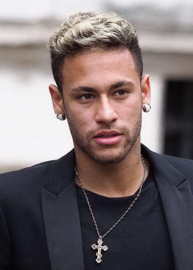 六台：皇马更衣室气氛紧张，阿隆索赛后没和队员有任何接触（六台：皇马更衣室剑拔弩张，阿隆索赛后未与球员交流）