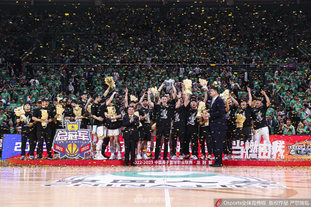 上海申花续约斯卢茨基，欲在亚冠和巴西引援中提升竞争力，期待其带领球队争冠。（申花续约斯卢茨基：力拼亚冠、升级巴西引援，盼率队冲冠）