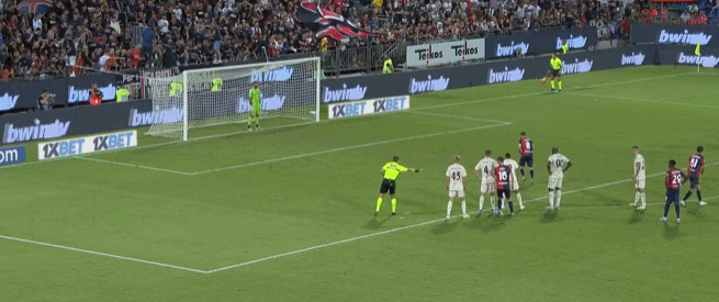 布拉德利：我小时候经常在自家花园里滑铲模仿杰拉德