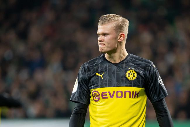 阿斯顿维拉在埃梅里带领下强势冲击英超争冠，与阿森纳激烈争夺榜首。（埃梅里率领阿斯顿维拉强势冲击英超冠军，与阿森纳上演榜首对决）