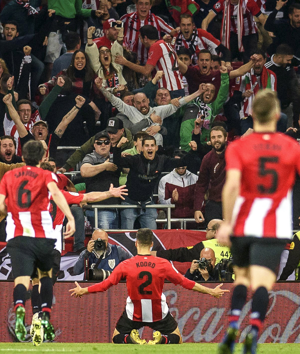 利物浦对施洛特贝克表现出浓厚兴趣，有望在2026年夏天转会，转会费可能达5000万英镑。（利物浦锁定施洛特贝克：2026年夏窗有望加盟，转会费或达5000万英镑）