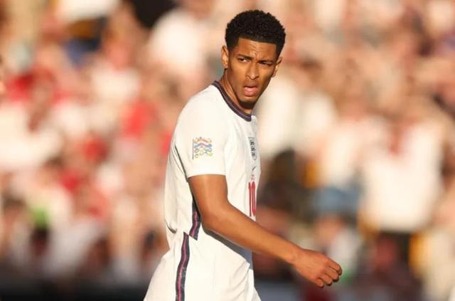 邮报：明年世界杯上下半场中段设强制补水时间，每次三分钟（邮报称：明年世界杯每半场中段将设3分钟强制补水暂停）