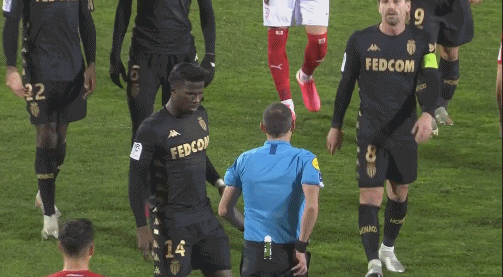 老将关键铲断救险，成全场转折点