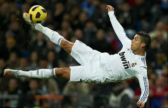 老队友见面，埃泽和奥利塞赛后交换了球衣（旧友重逢：埃泽与奥利塞赛后互换球衣）