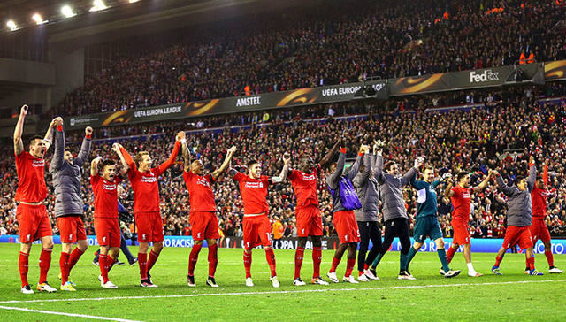 尤文航班延误，挪威当地球迷抓紧机会在机场与他们合影留念（尤文航班误点，挪威球迷趁机在机场与球员合影留念）