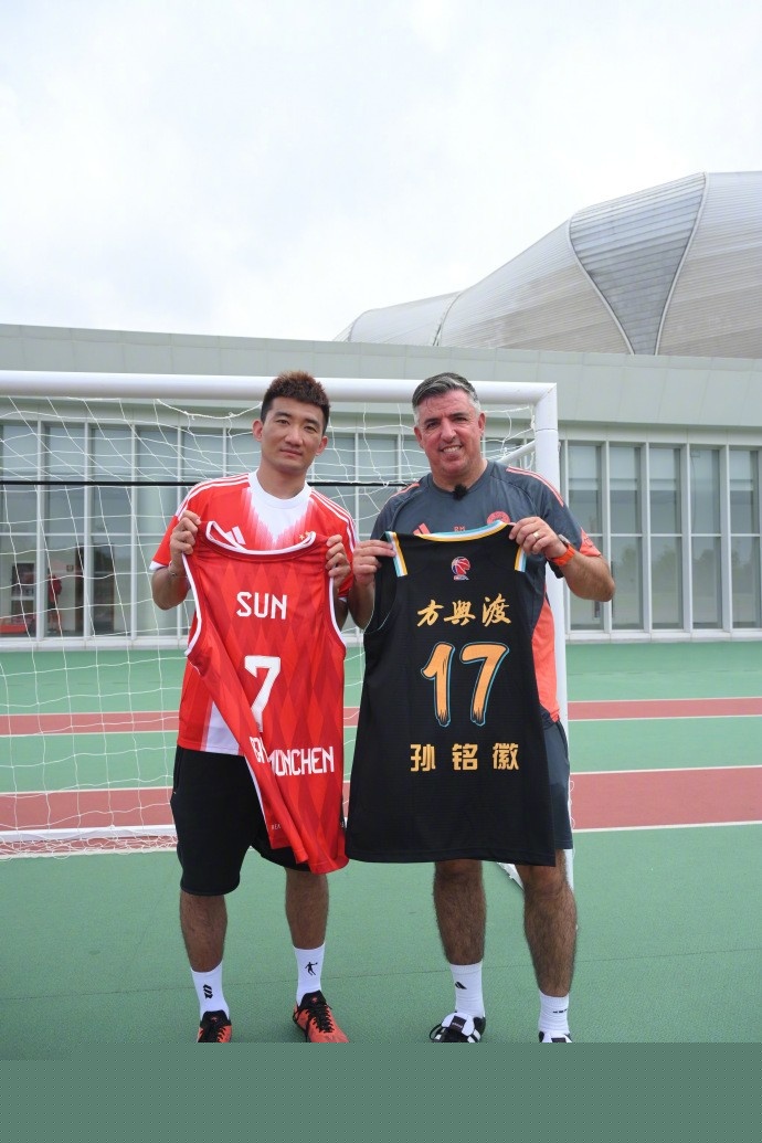 吉梅内斯成功接受脚踝手术，社媒发文：手术顺利，很快再见！（吉梅内斯脚踝手术圆满完成，社媒报平安：一切顺利，期待早日相见）